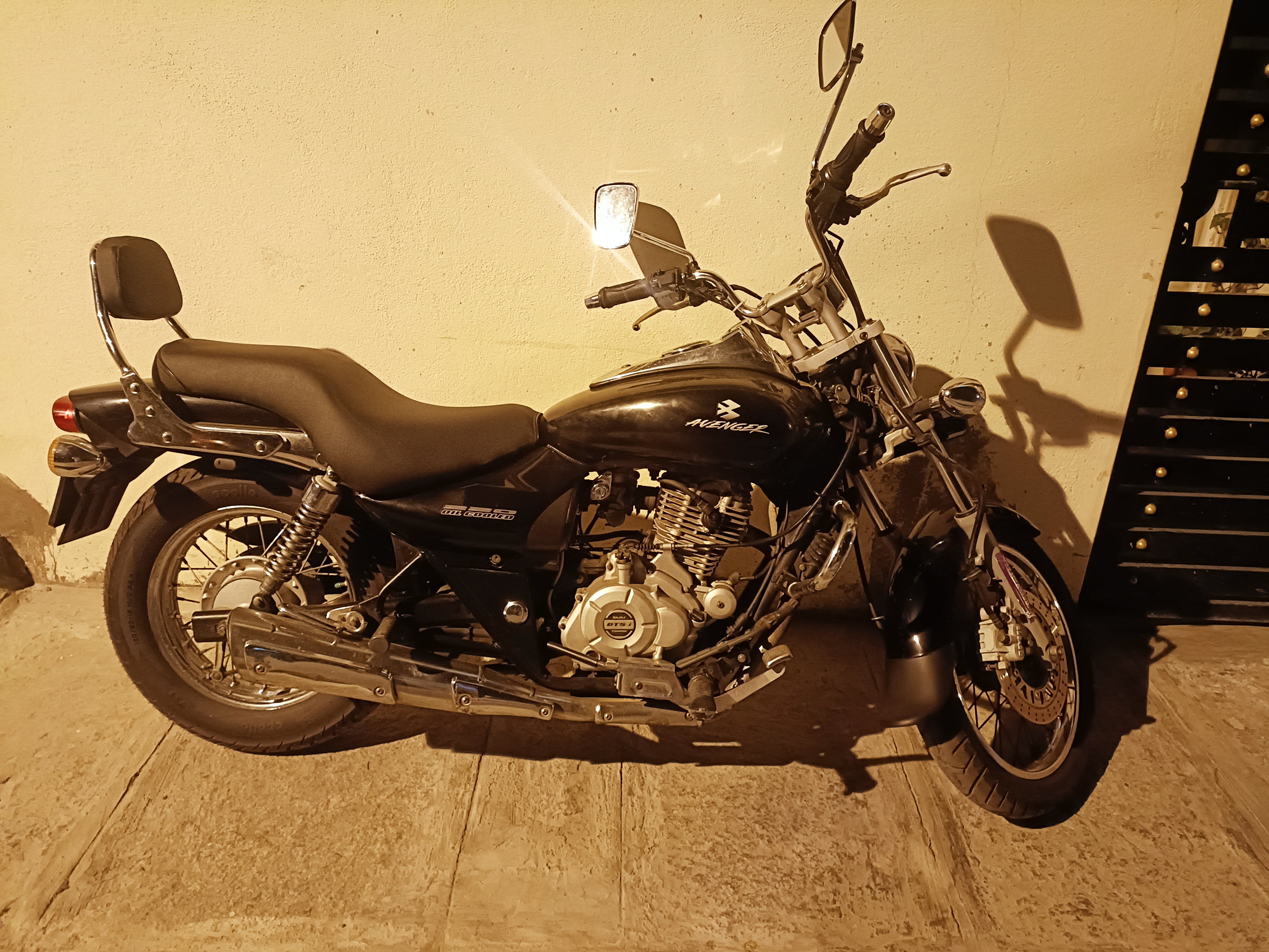 bajaj avenger photo 2