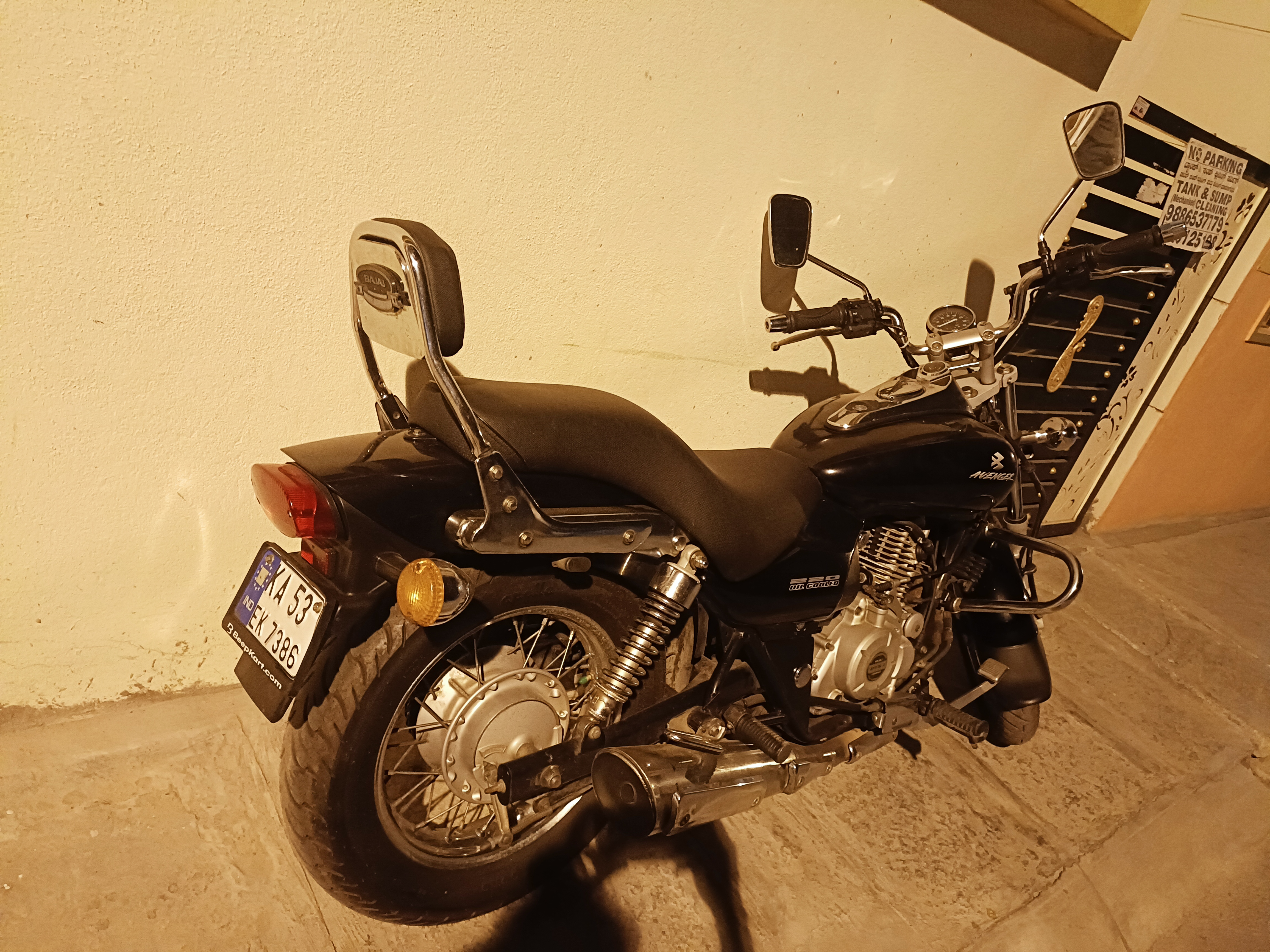 bajaj avenger photo 4